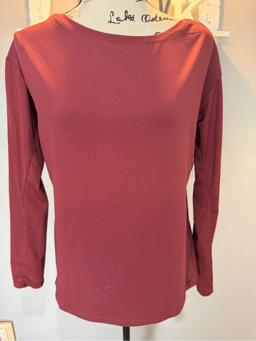 FABLETICS LADIES CREWNECK LONG SLEEVE BURGUNDY TOP SZ XXS